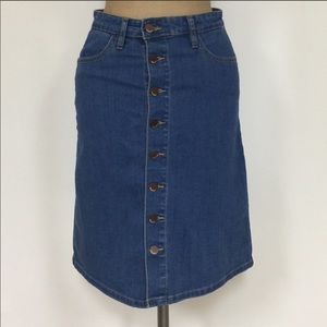 Blue denim button down skirt w/pockets ((size 0))